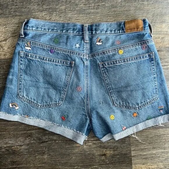 American Eagle AE Rainbow Embroidered 90's Boyfriend Pride Denim Shorts Sz 4 - Picture 8 of 8
